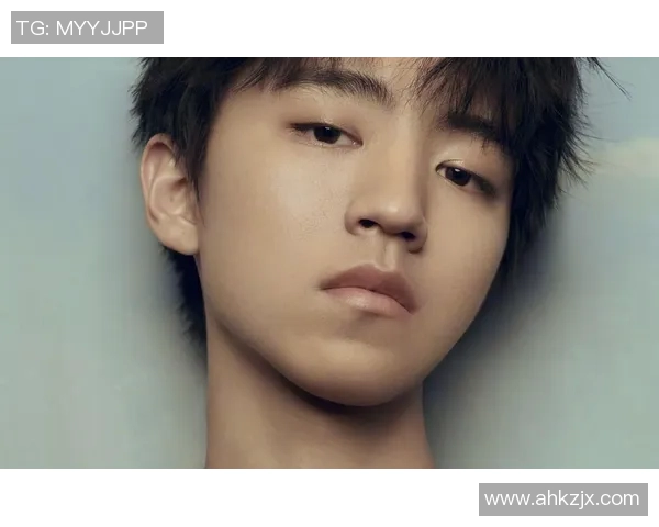 王俊凯足球明星壁纸精选展示尽显运动魅力与青春风采